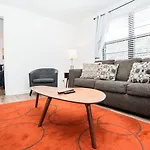 Spacious And Stylish 2 Bedroom Near Broadway - 5 Min Drive