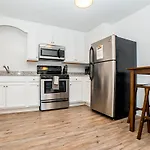 Spacious And Stylish 2 Bedroom Near Broadway - 5 Min Drive