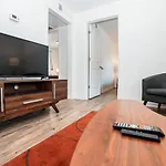 Spacious And Stylish 2 Bedroom Near Broadway - 5 Min Drive