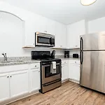 Spacious And Stylish 2 Bedroom Near Broadway - 5 Min Drive