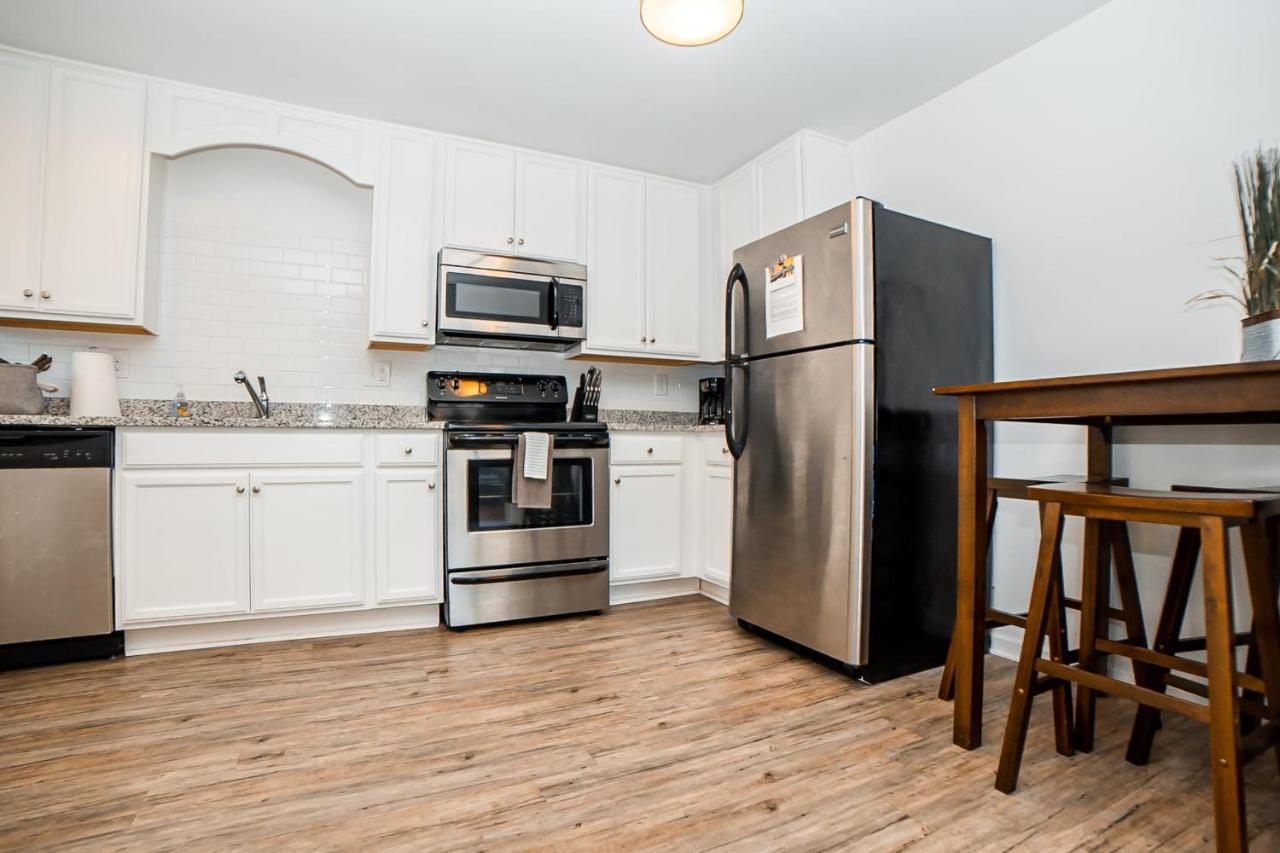 Spacious And Stylish 2 Bedroom Near Broadway - 5 Min Drive Apartment Nashville