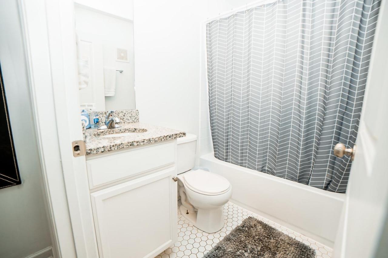 Spacious And Stylish 2 Bedroom Near Broadway - 5 Min Drive Apartment Nashville